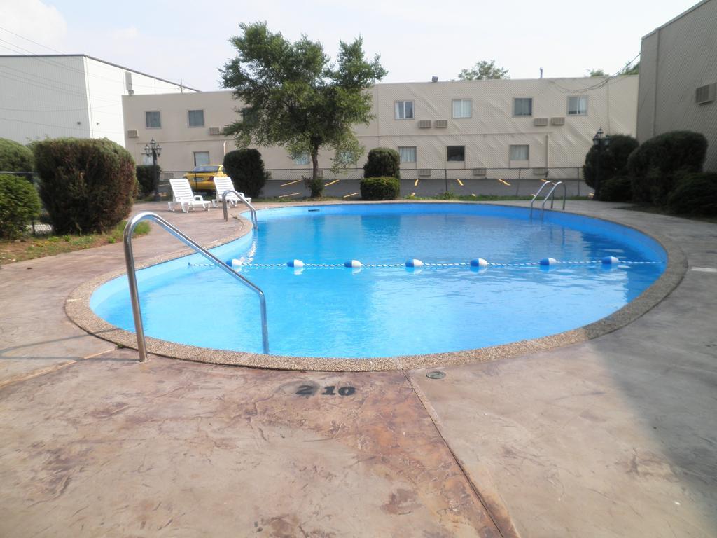 Canuck Inn And Suites ไนแอการาฟอลส์ ภายนอก รูปภาพ